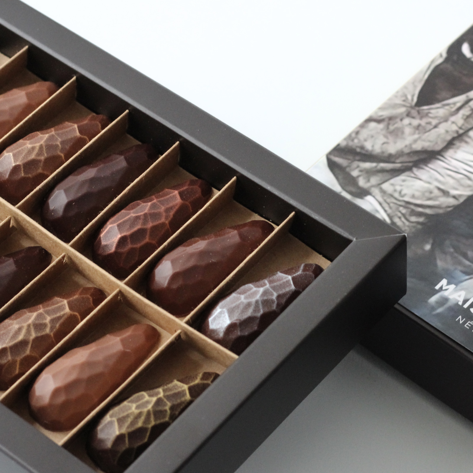 henri-le-roux-coffret-les-connoisseurs-14-chocolats-menhirs-207g image 2