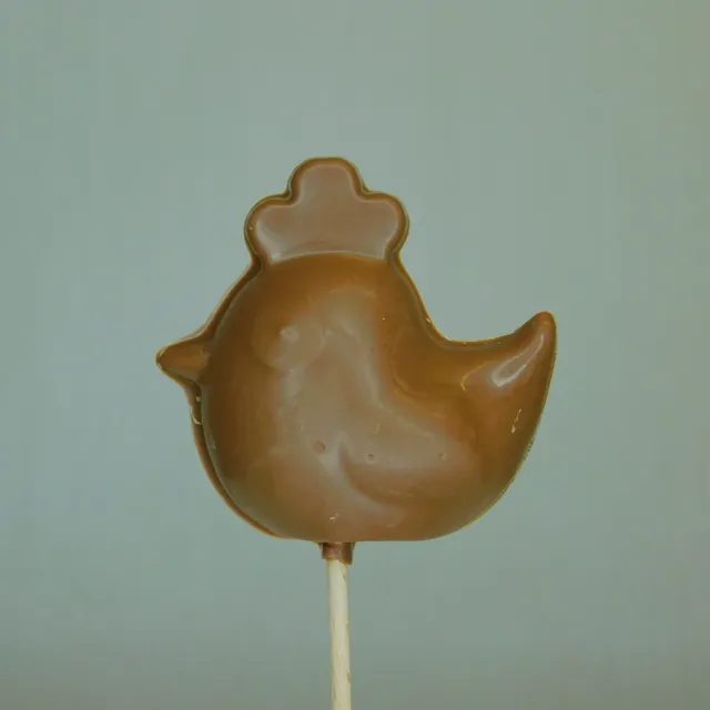 confiserie-hallard-poule-de-p-ques-sucette-en-chocolat-25-g image 1