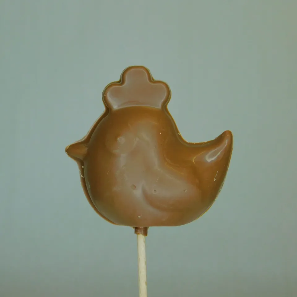confiserie-hallard-poule-de-p-ques-sucette-en-chocolat-25-g image 1