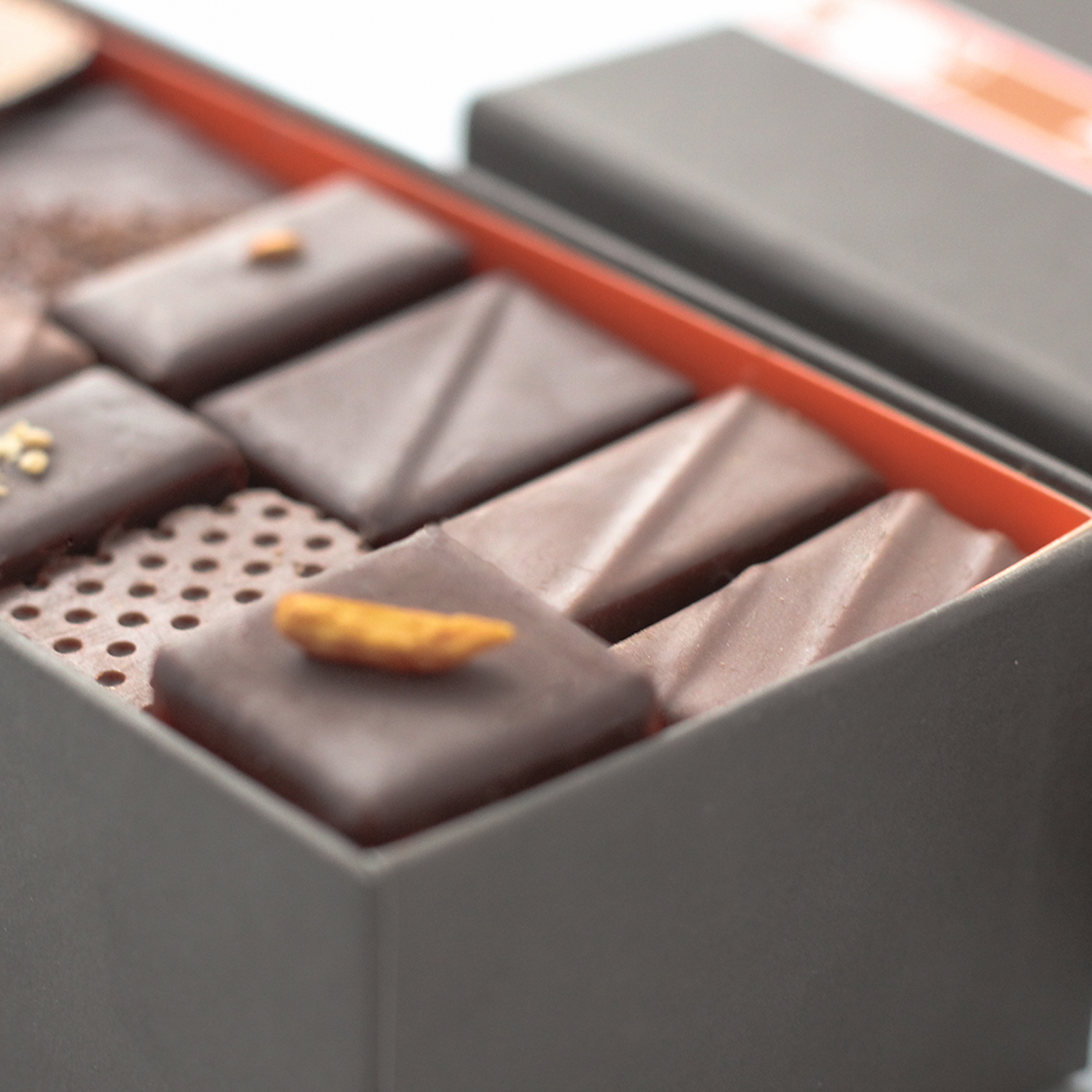 henri-le-roux-ballotin-chocolats-1kg-assortiment image 2